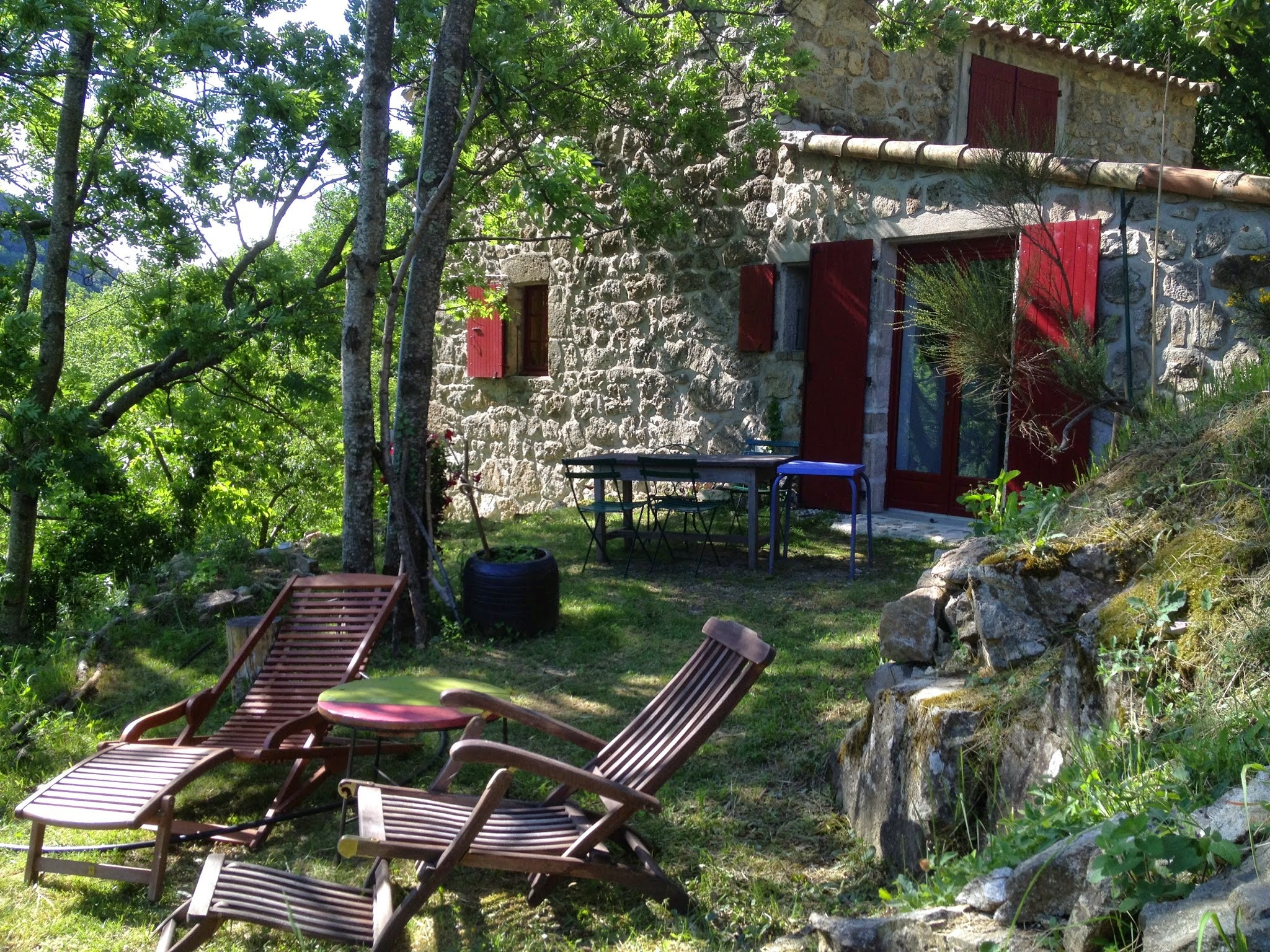 GreenGo Maison ardéchoise en pierre, isolée, avec piscine et ruisseau au coeur d'une chataigneraie