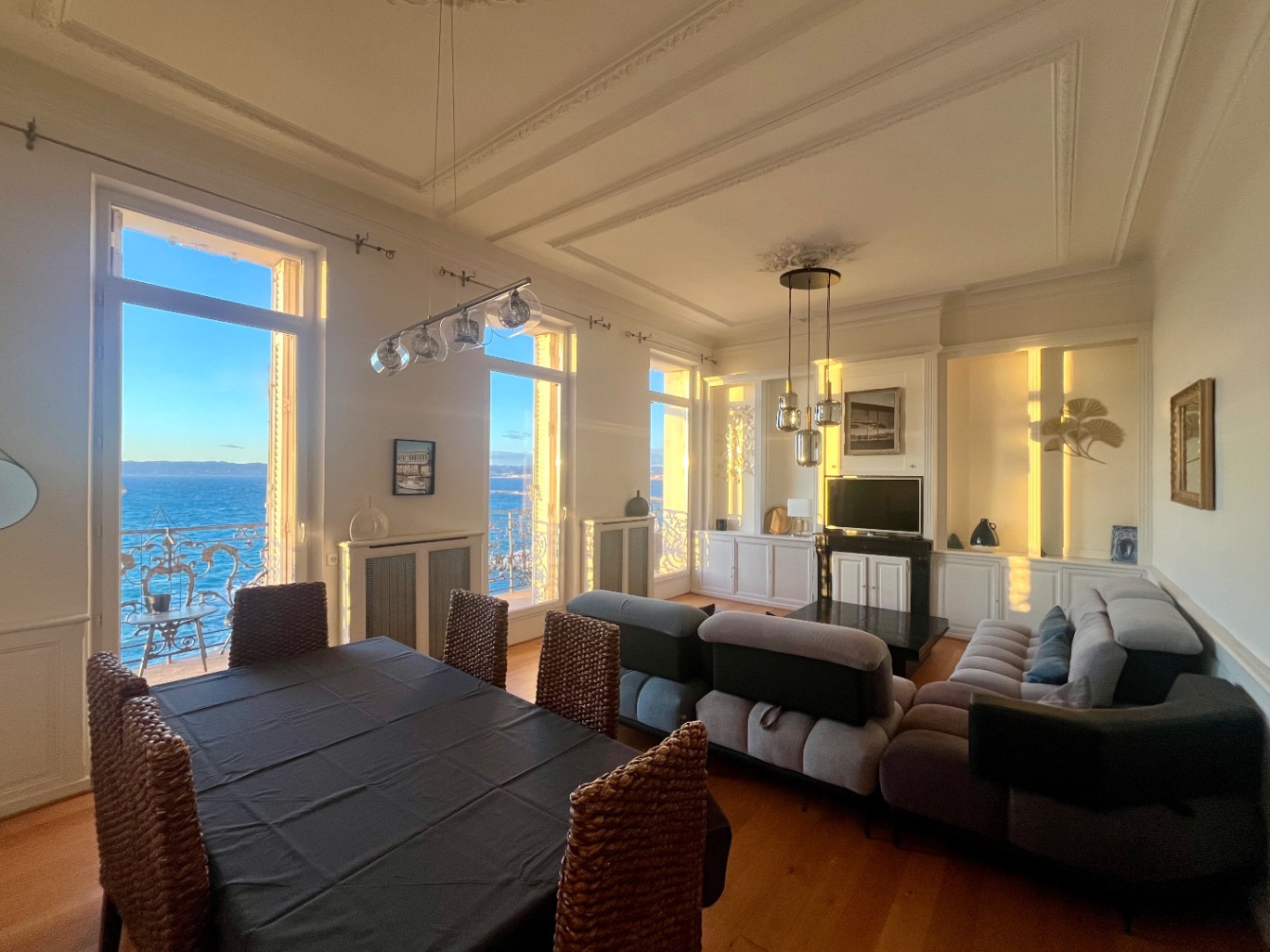 Appartement sur la Corniche Kennedy face à la mer