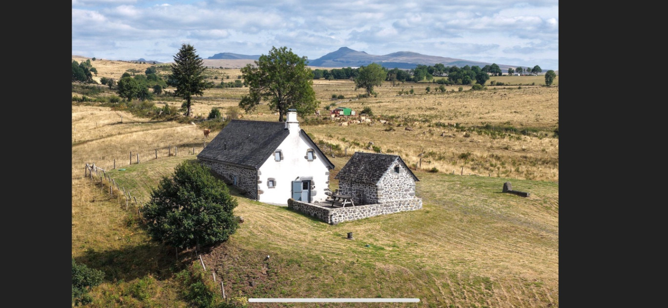Buron au cœur des monts du Cantal avec spa