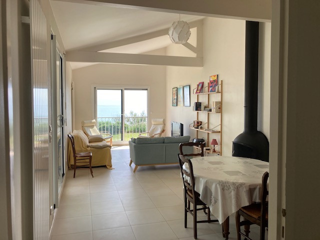 Appartement avec terrasse et vue panoramique sur l’océan.