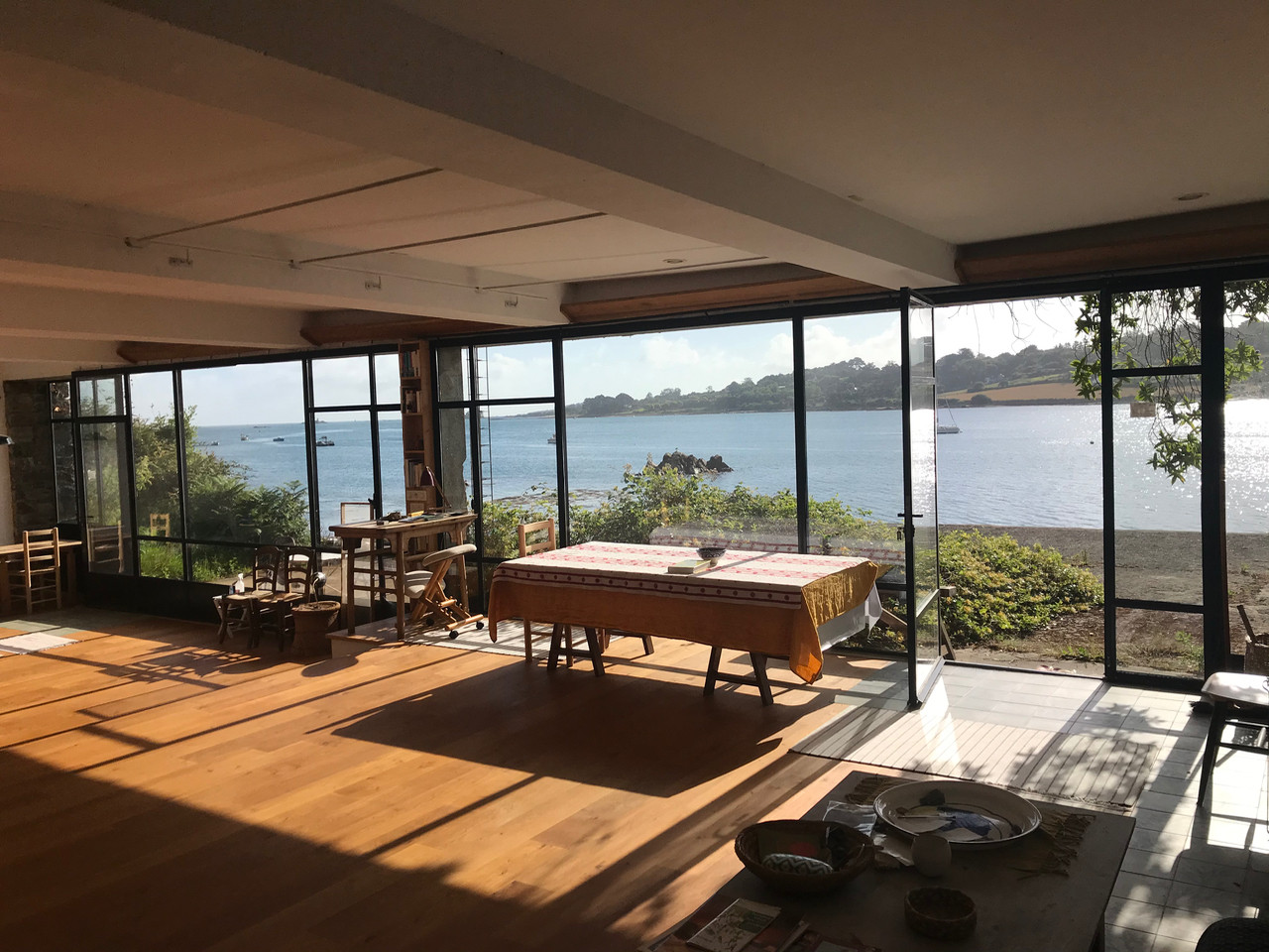 GreenGo La maison derrière le bois devant l'estuaire