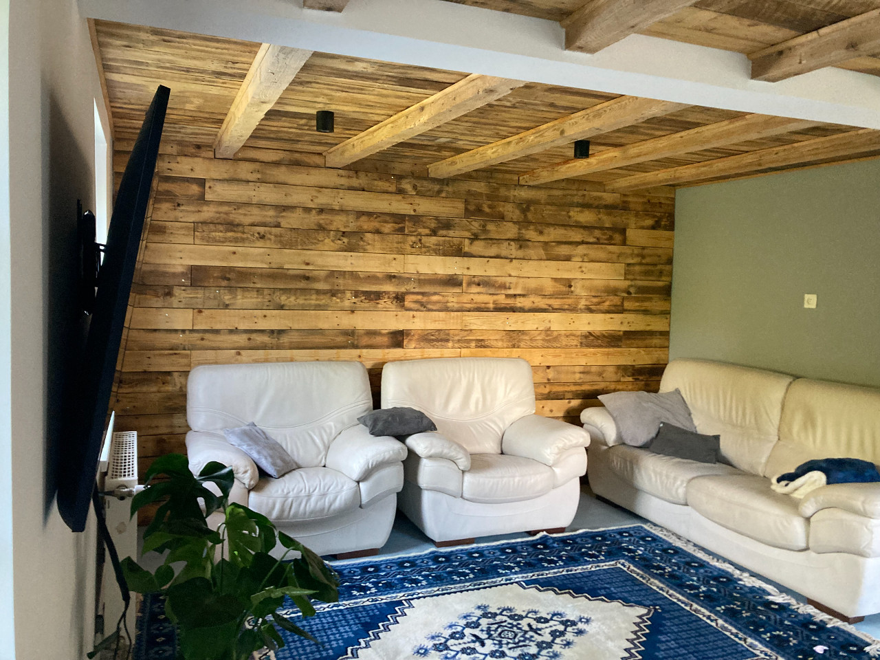 Maison bleue avec piscine