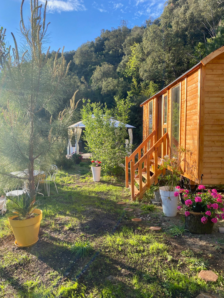 GreenGo La Roulot’Thines : Roulotte en pleine nature dans le sud de l Ardèche, avec piscine .Spa en option .