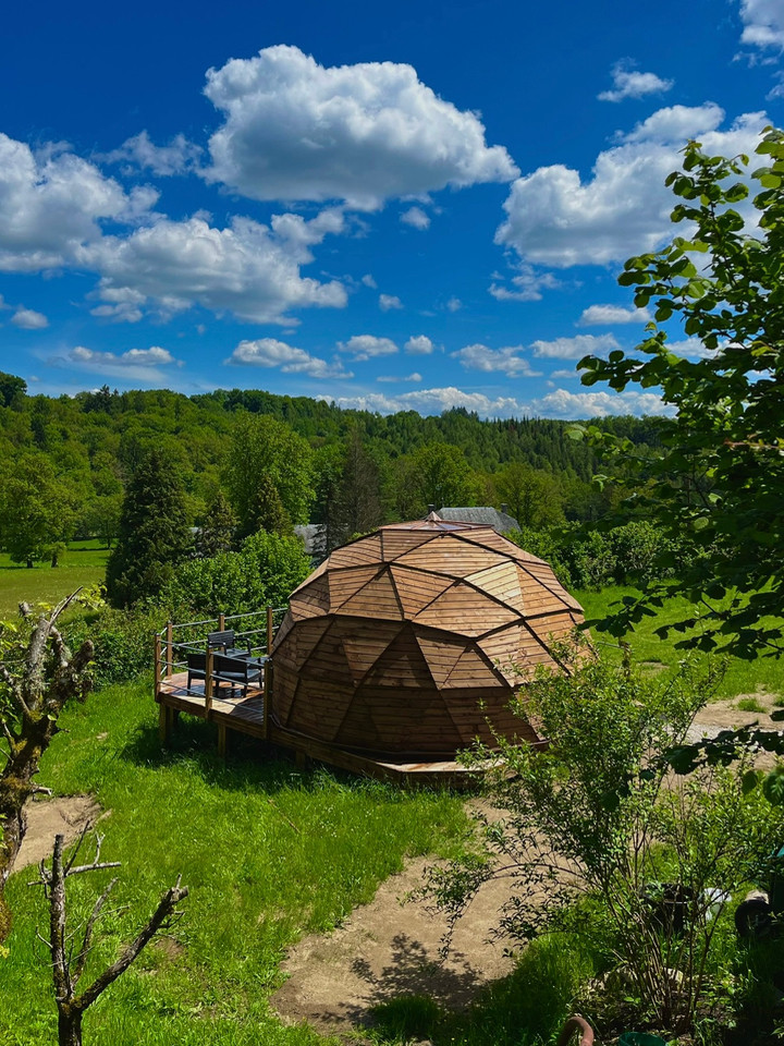 Nuit insolite dans un dôme en bois