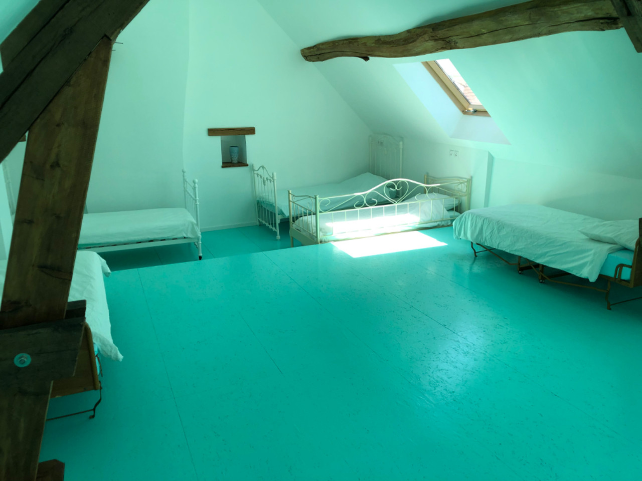 GreenGo Maison Colorée et meublée vintage de 1770 dans le Bourgogne