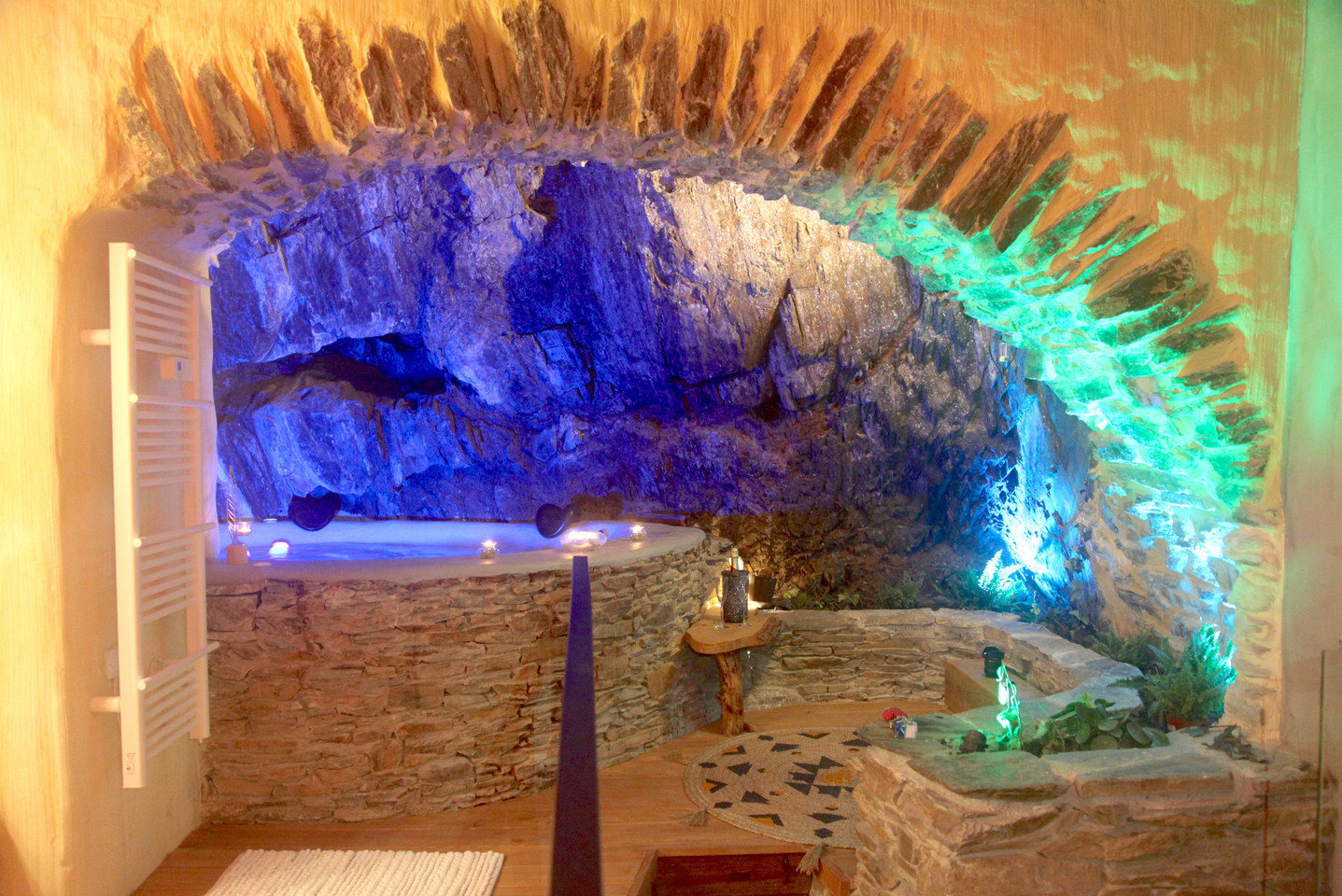 Collioure insolite : Superbe jacuzzi troglodyte proche plage, cour + hamac, clim, fibre, * * * *