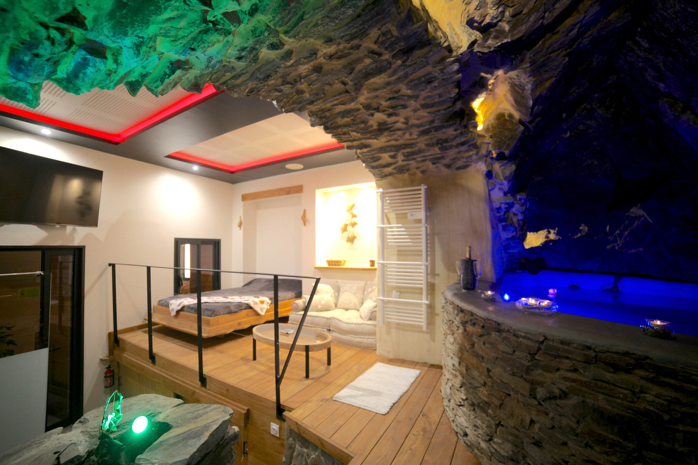 GreenGo Collioure insolite : Superbe jacuzzi troglodyte proche plage, cour + hamac, clim, fibre, * * * *