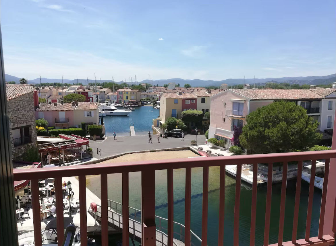 Vue imprenable sur les canaux à Port Grimaud