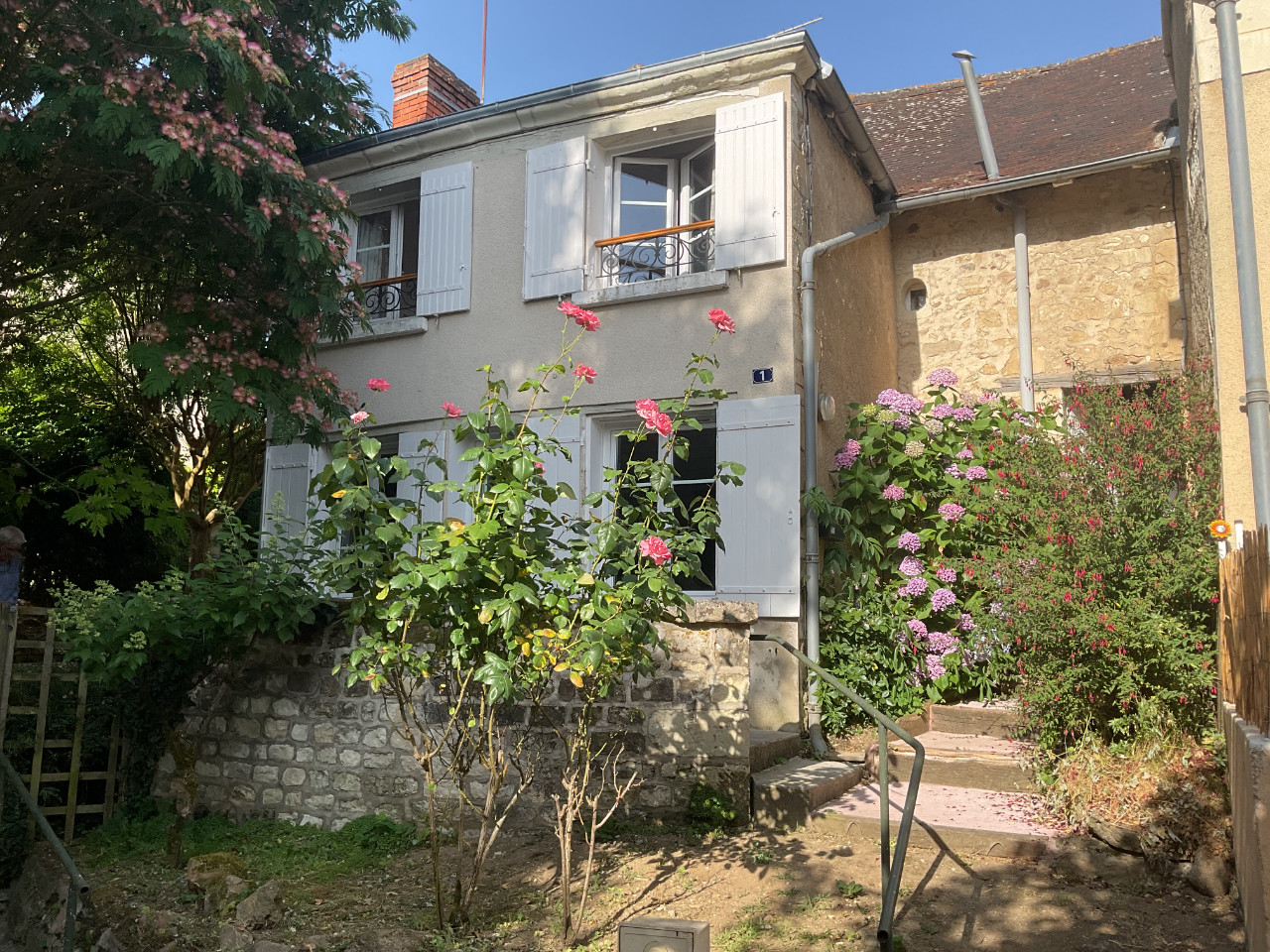 Petite maison ancienne au bord de la Vienne