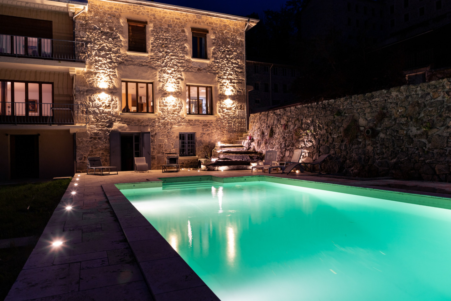 GreenGo Chapelle moulin (5 étoiles) traversée par la rivière - salon dans une cascade - spa & piscine