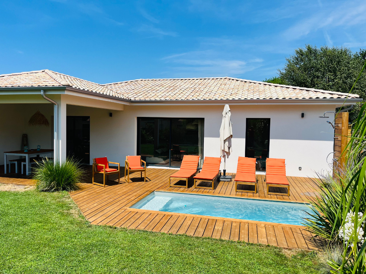 Maison moderne avec piscine, entre lac et forêt