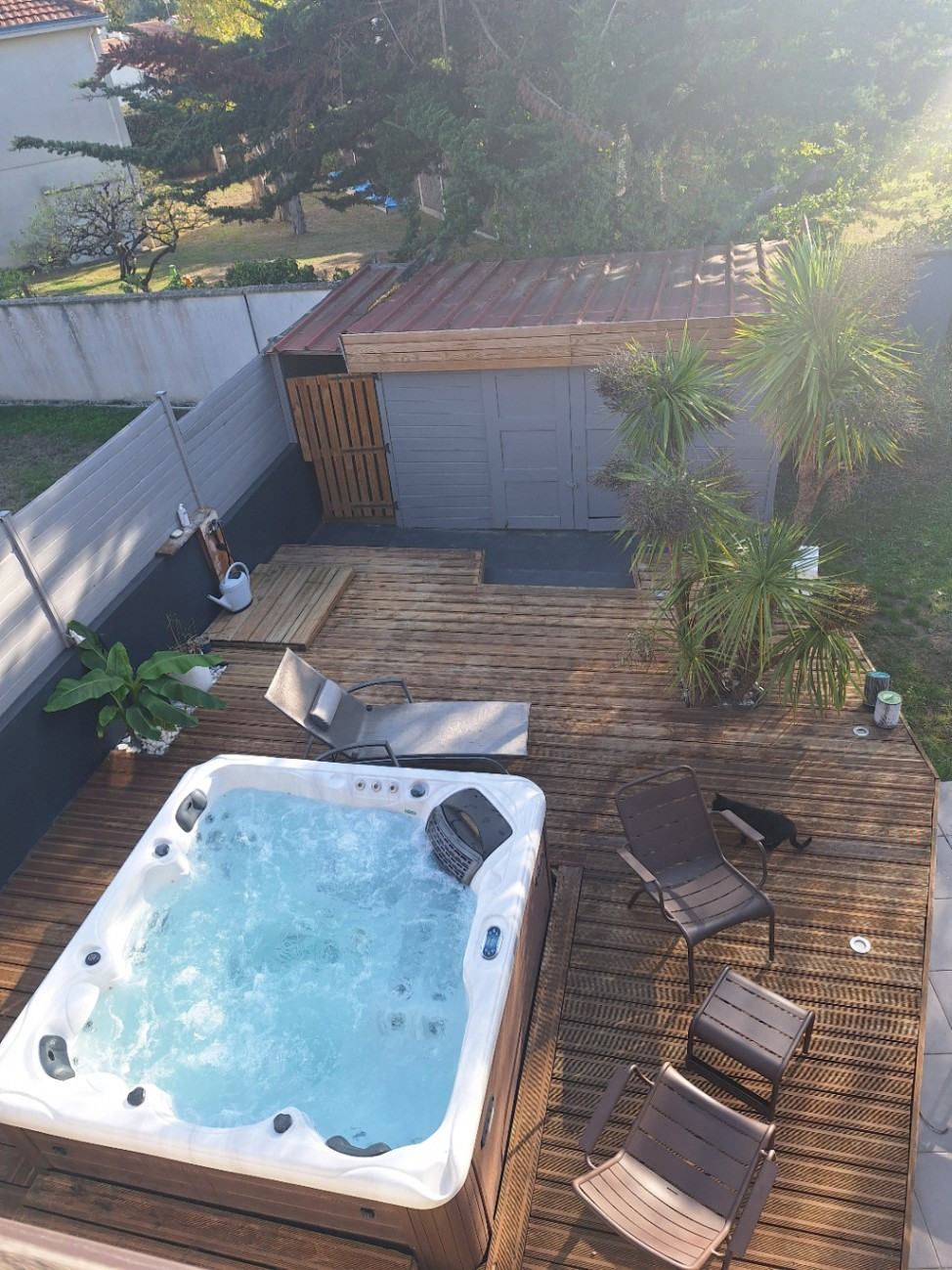 GreenGo Vue sur les arbres au son des vagues dans le jacuzzi