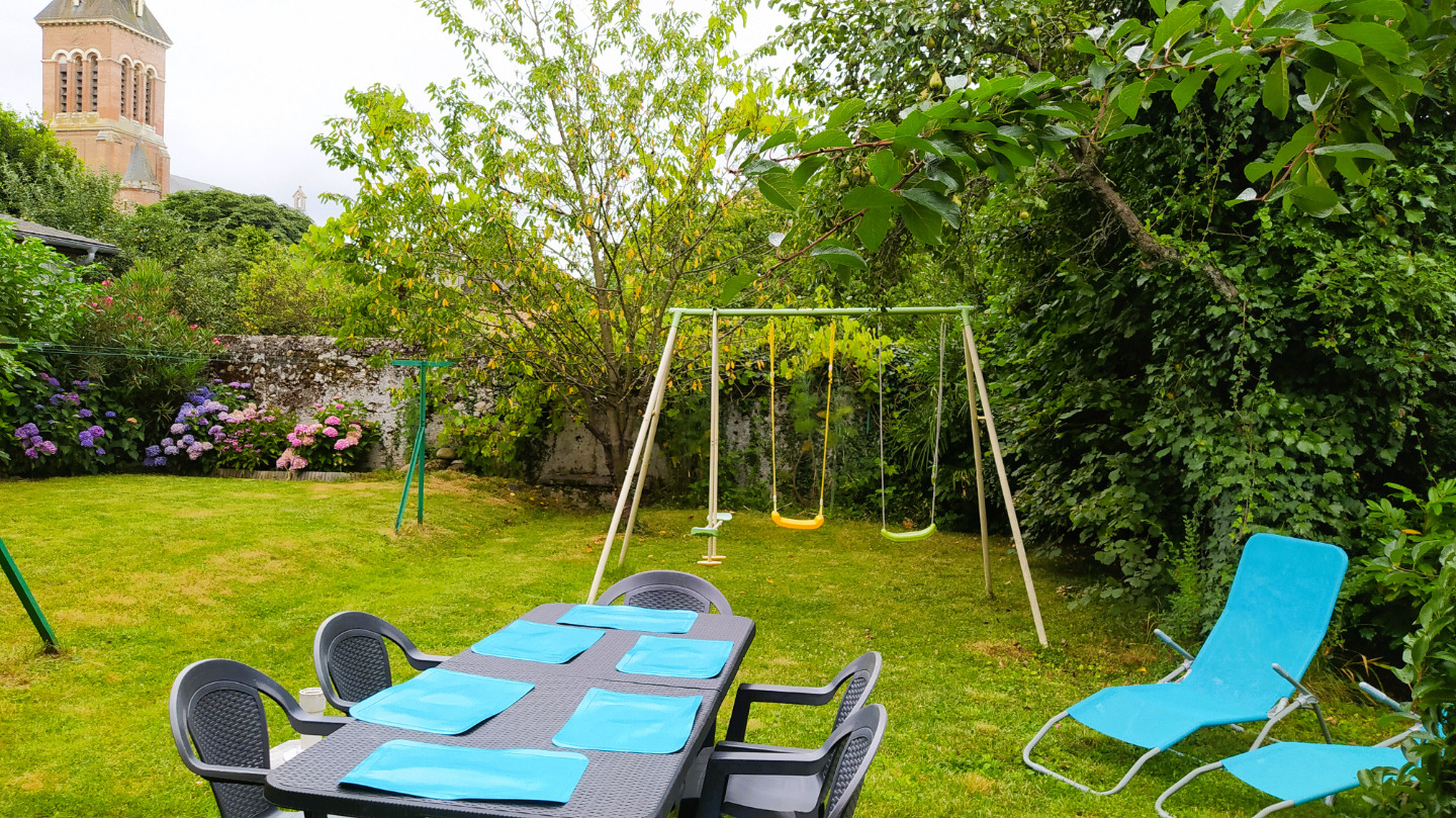 Grande maison familiale authentique avec jardin, proche Lourdes & Pyrénées