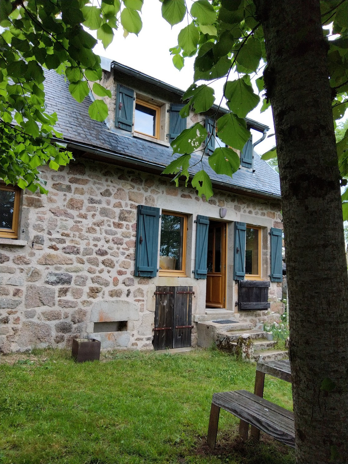 La petite maison sous les frênes