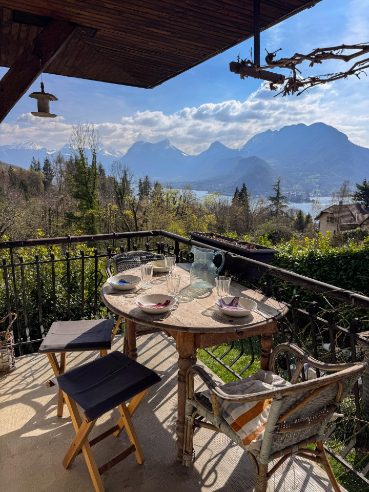 Belle maison savoyarde avec vue lac et jardin