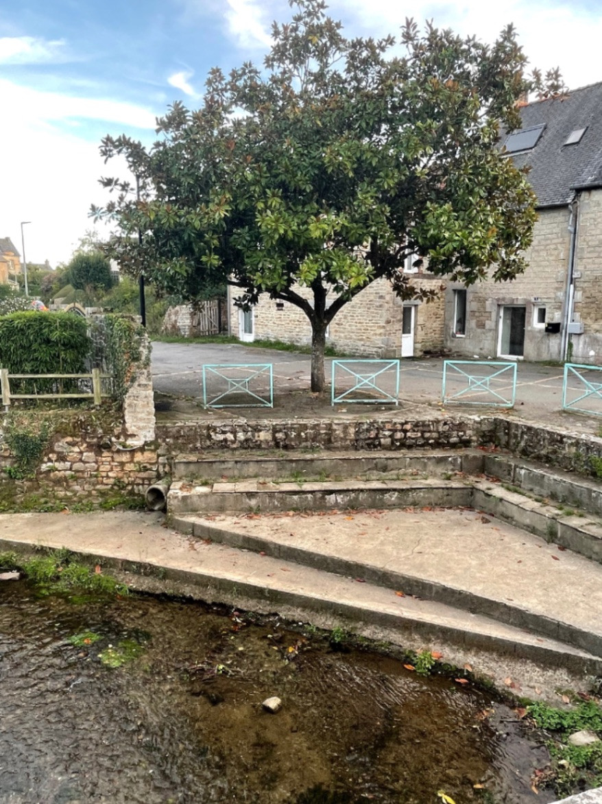 Petite maison bretonne les pieds dans la rivière au calme et au vert