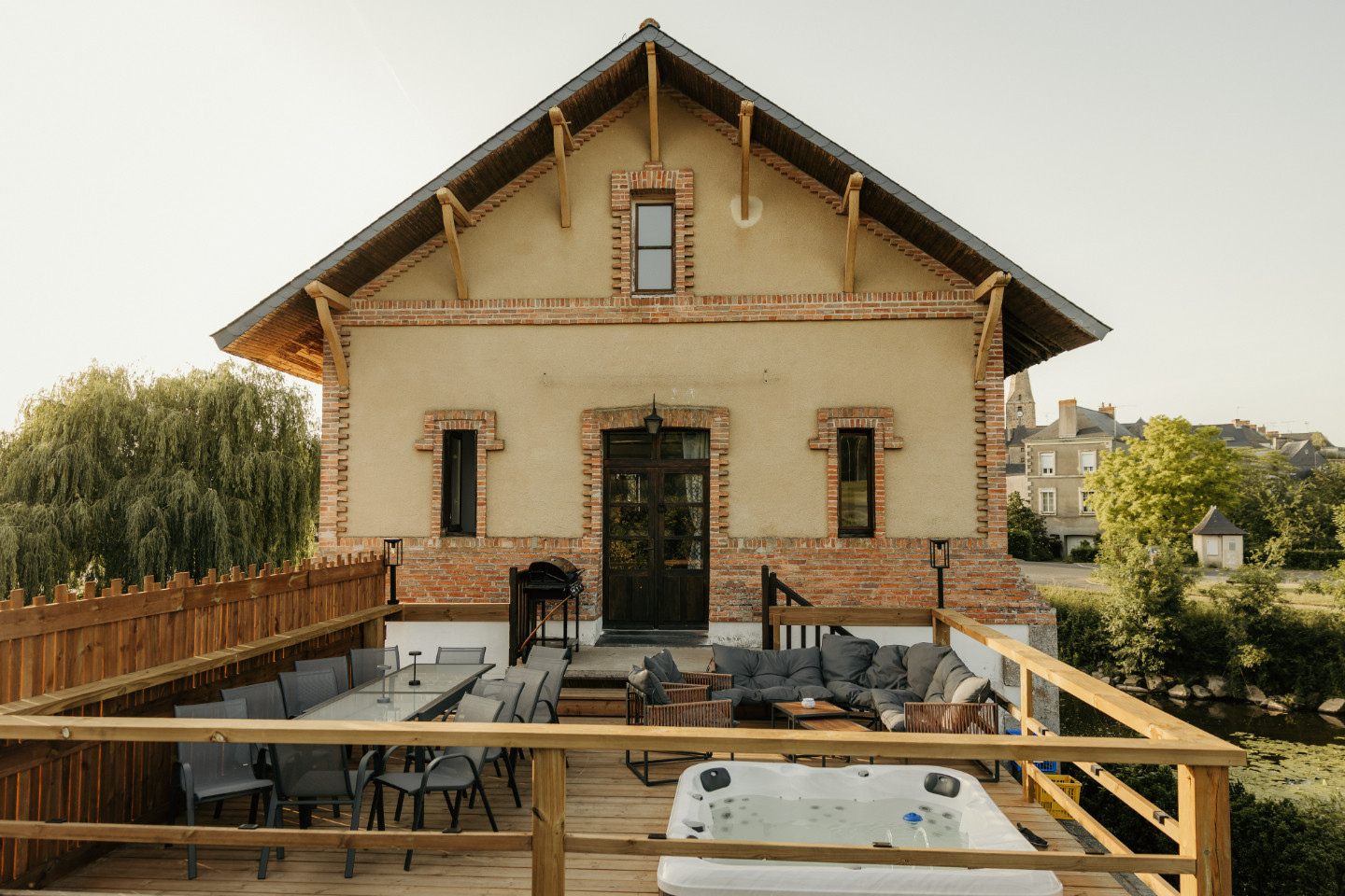 GreenGo Le Moulin de Micheline - Jacuzzi - Vue Château