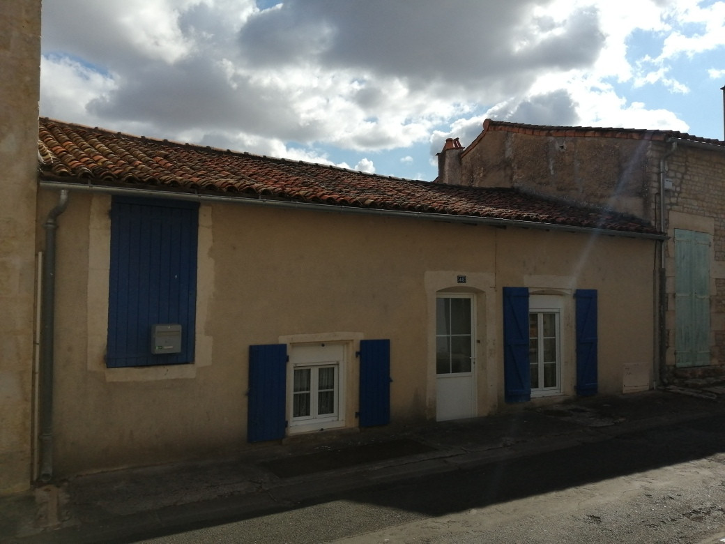 Charmante maison en pierres au coeur de Pamproux
