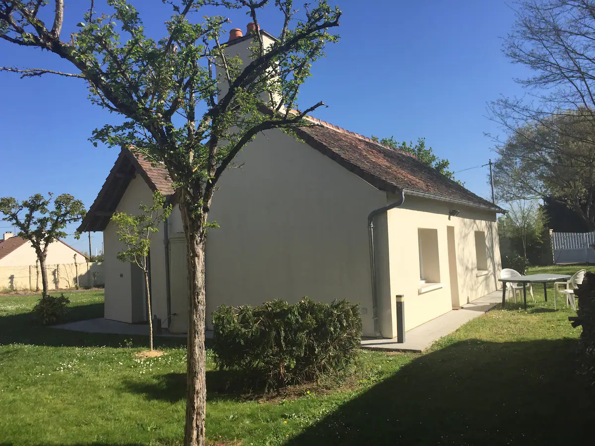 Petite maison dans un jardin au bord de la rivière.