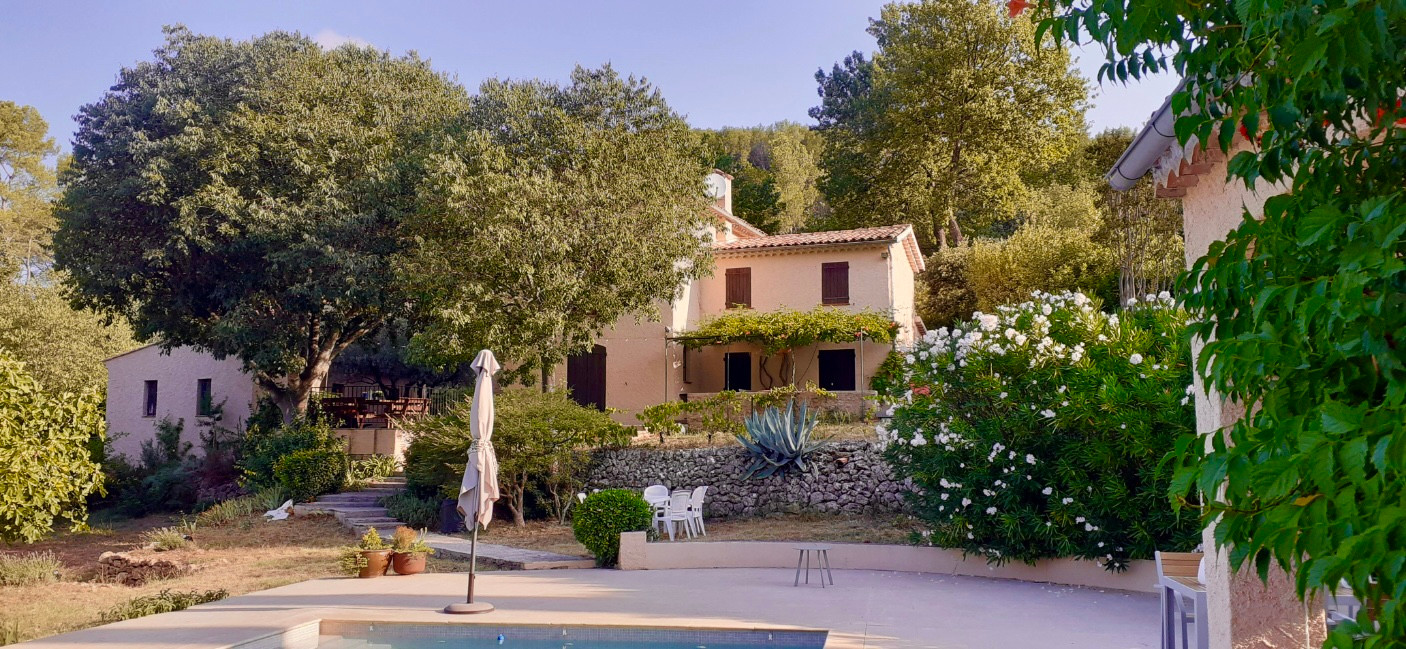 Le Micocoulier, mas provençal en pleine nature proche d'un magnifique village -6 adultes et 2 petits