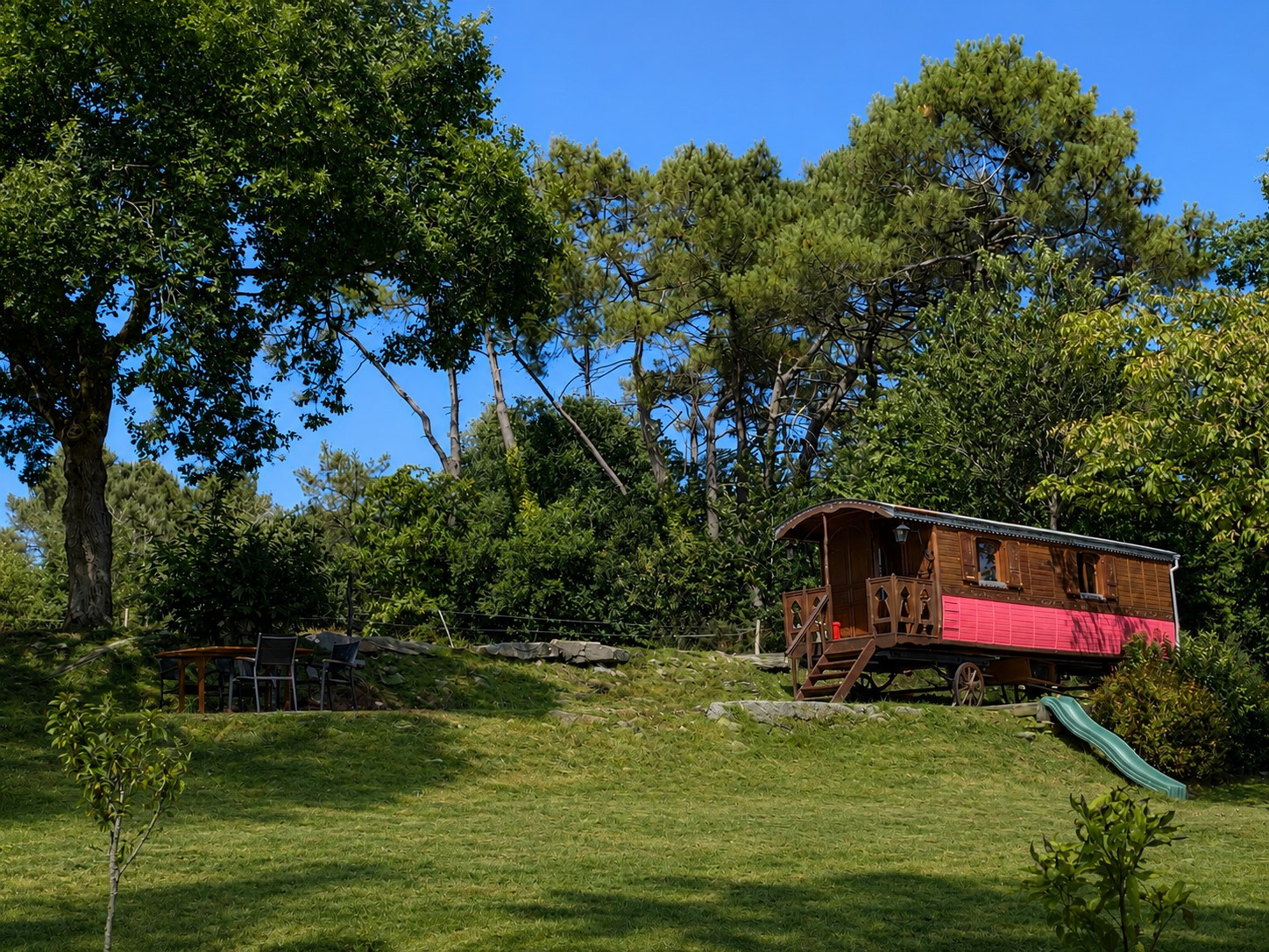Une roulotte et des chevaux