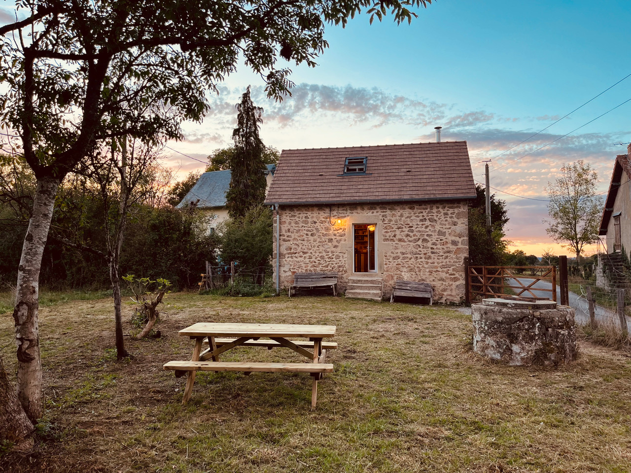 La petite maison est dans le pré