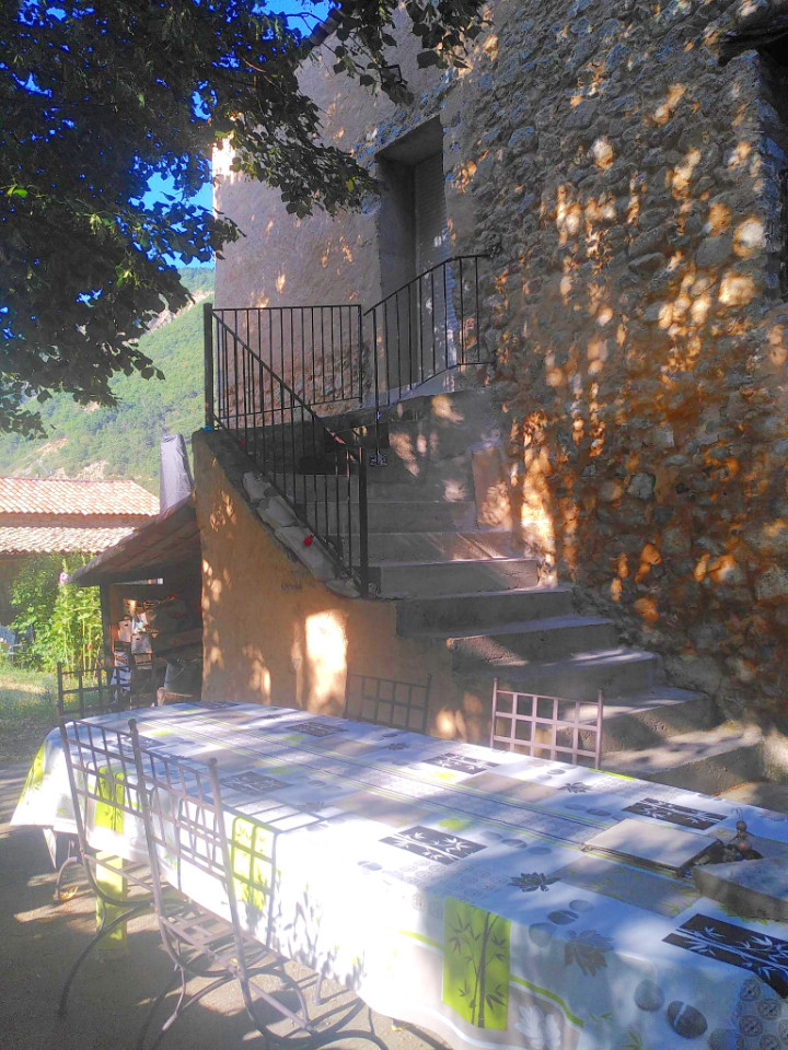 Logement GreenGo: Lez Arts Verts : Charmant logement à l'étage d'une ancienne bâtisse.