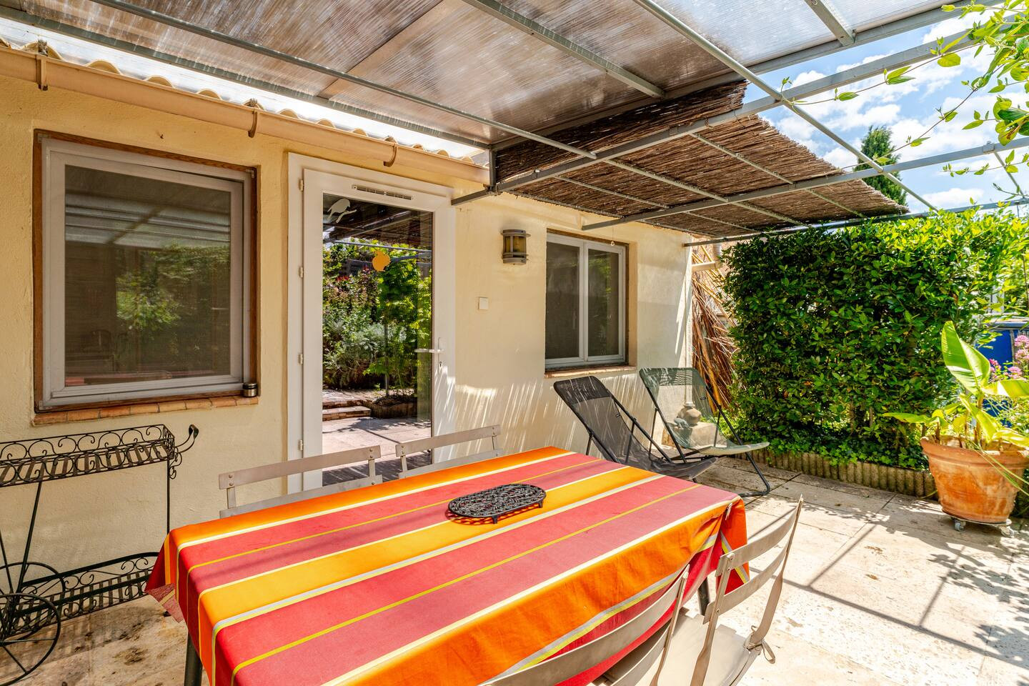 Petite maison dans un jardin proche du centre d’Arles