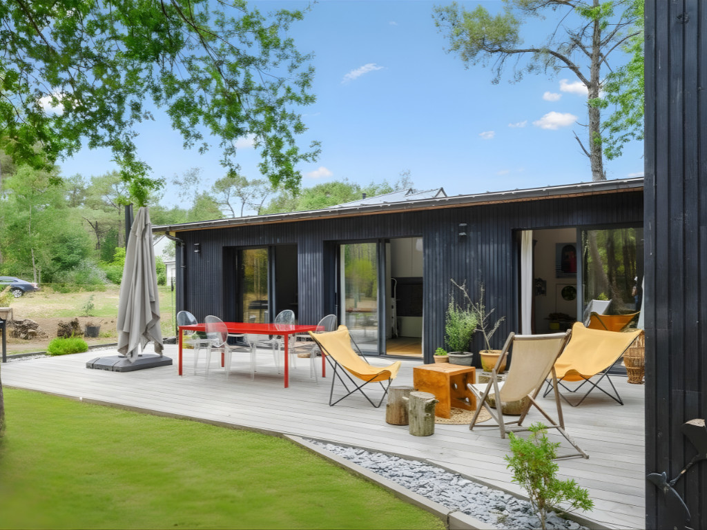 Maison de campagne en bois arborée