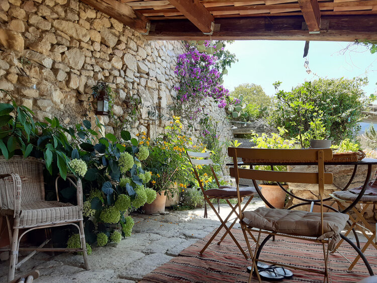 L’Atelier des Toits en Provence : vue imprenable sur le village, sérénité et moments suspendus.