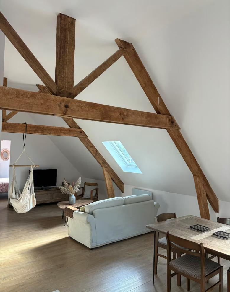 Apparemment moderne au bord de l’eau, quartier historique