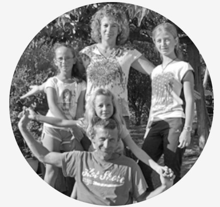 Image de Dominique et Etienne et leurs filles, Lise, Lucie et Julie. Dominique est institutrice Etienne guide