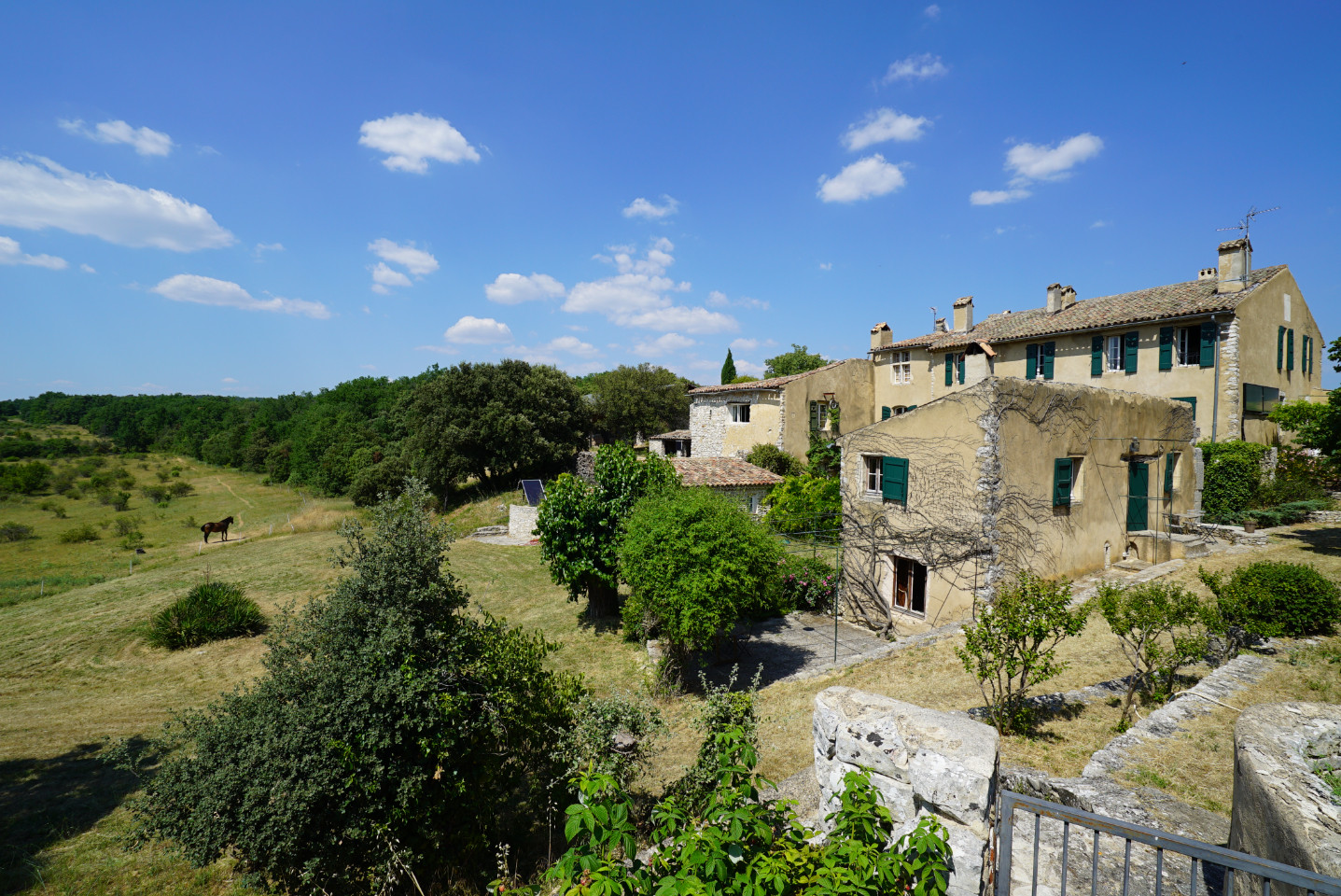 Hôte GreenGo: "Domaine de la Blaque" Gîtes et chambres d'hôtes dans bastide du 18ème au milieu de 300ha
