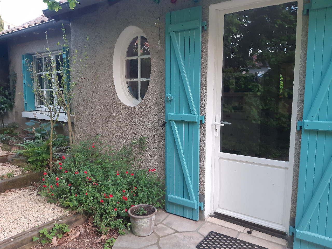 La maisonnette vintage (et sa roulotte !) en bordure de rivière