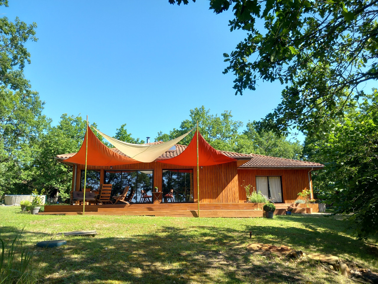 Maison en bois avec jolie vue en plein nature