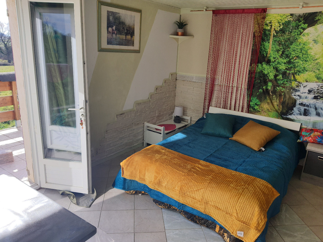 B&b chambre Chante Cristal avec terrasse donnant dans prairie, prés A71 sortie Montmarault.
