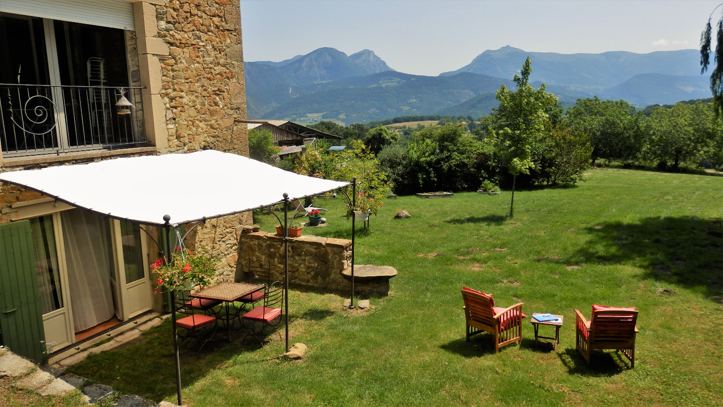 GreenGo Ferme Bio le Panicaut gîte, chambre d'hôtes et roulotte face à la forêt de Saoû au coeur de la Drôme