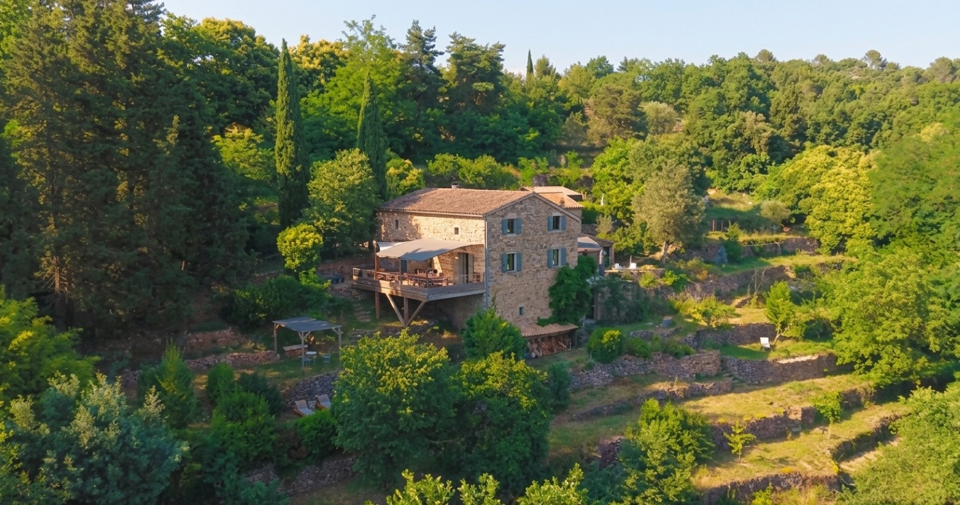 Magnanerie Xixème, son parc d´un hectare et sa rivière