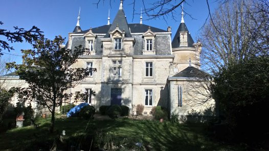 Le grand gîte du château proche Marais Poitevin de  6 à 16  personnes.