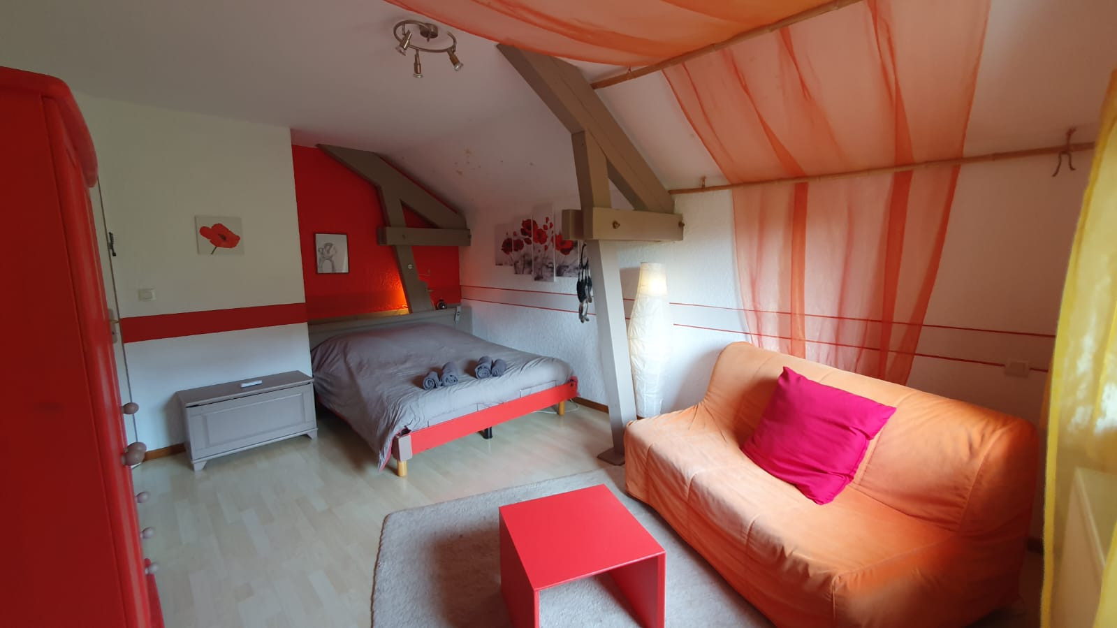 Chambre coquelicot, spacieuse avec salle de bain privée