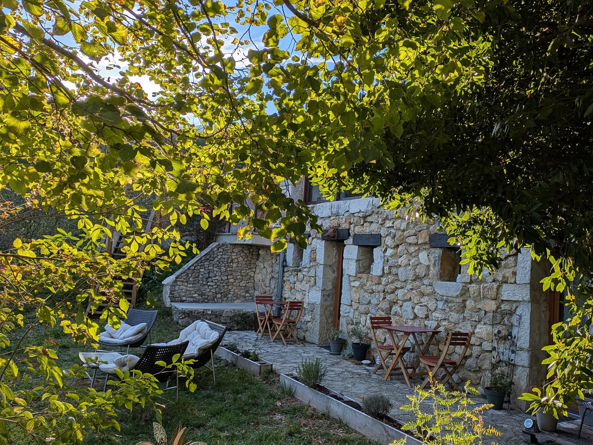 GreenGo La Maison dans les étoiles  - gîte éco-poétique, spa et shala de yoga en drôme provençale