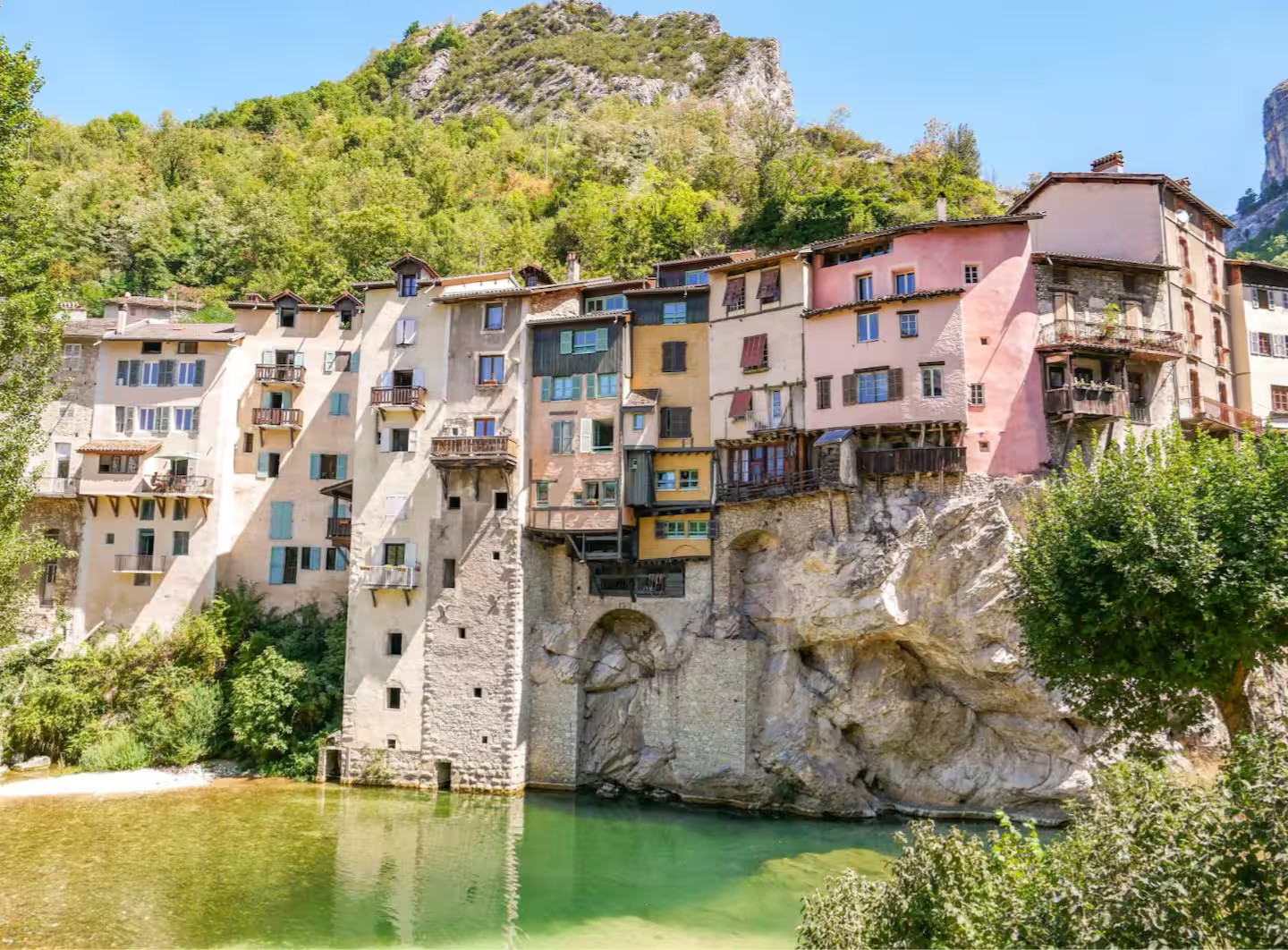 Vue sur les maisons suspendues