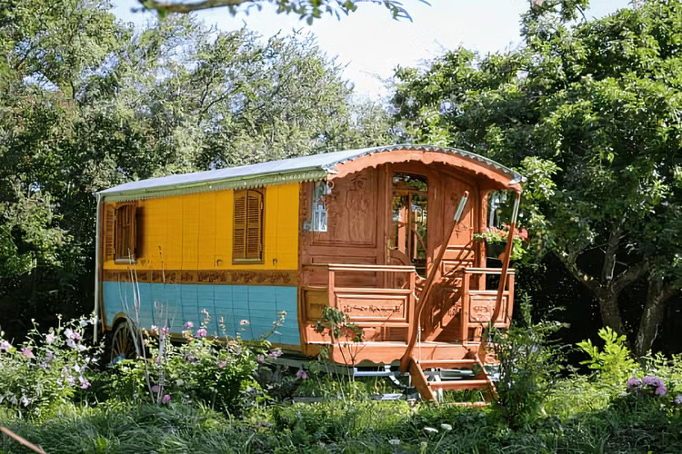 Hôte GreenGo: Family Ecolodge (cabanes et Roulottes)