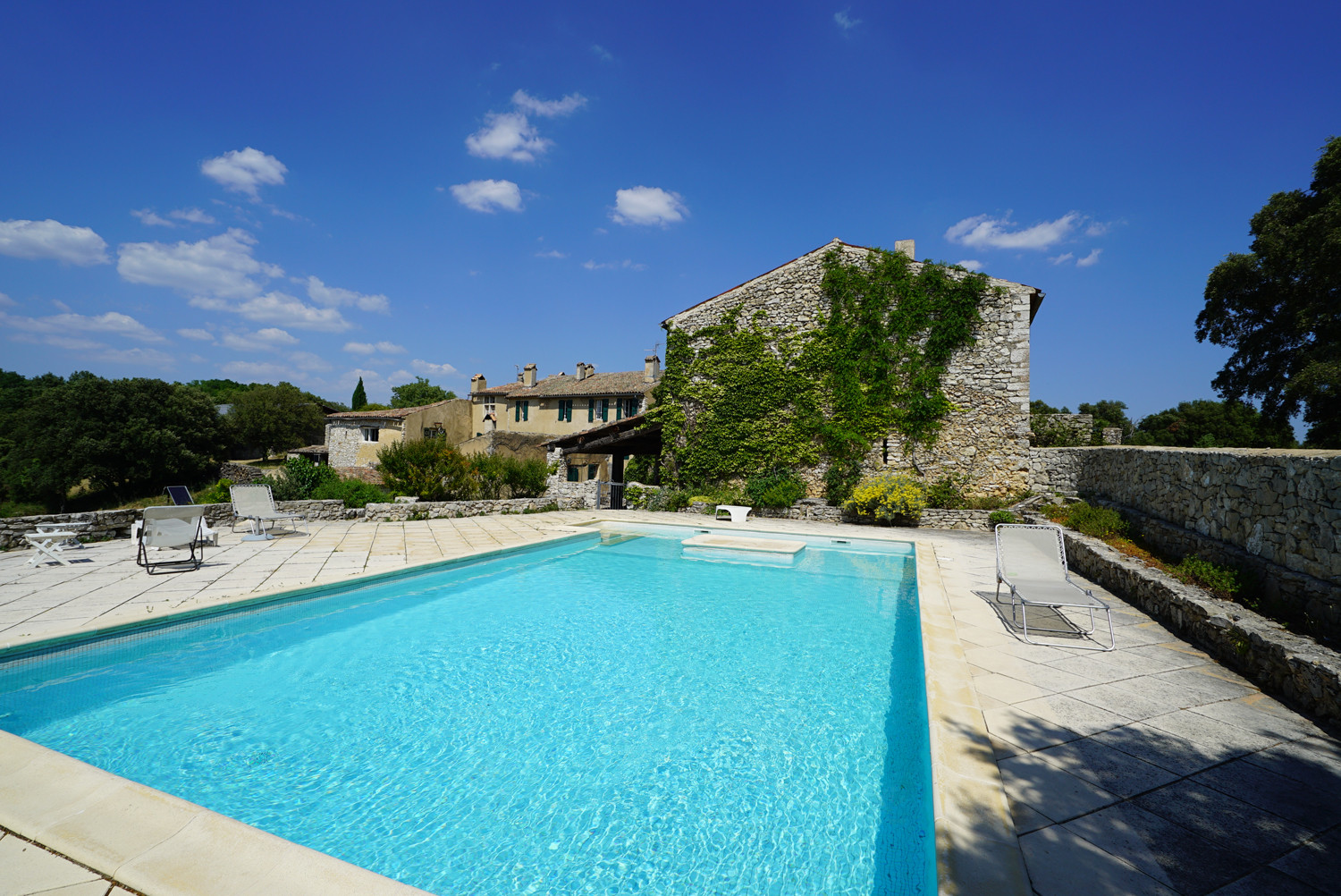 GreenGo "Domaine de la Blaque" Gîtes et chambres d'hôtes dans bastide du 18ème au milieu de 300ha