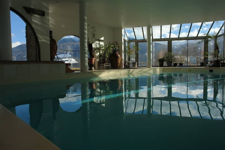 GreenGo Chalet M, grand chalet moderne, piscine interieur