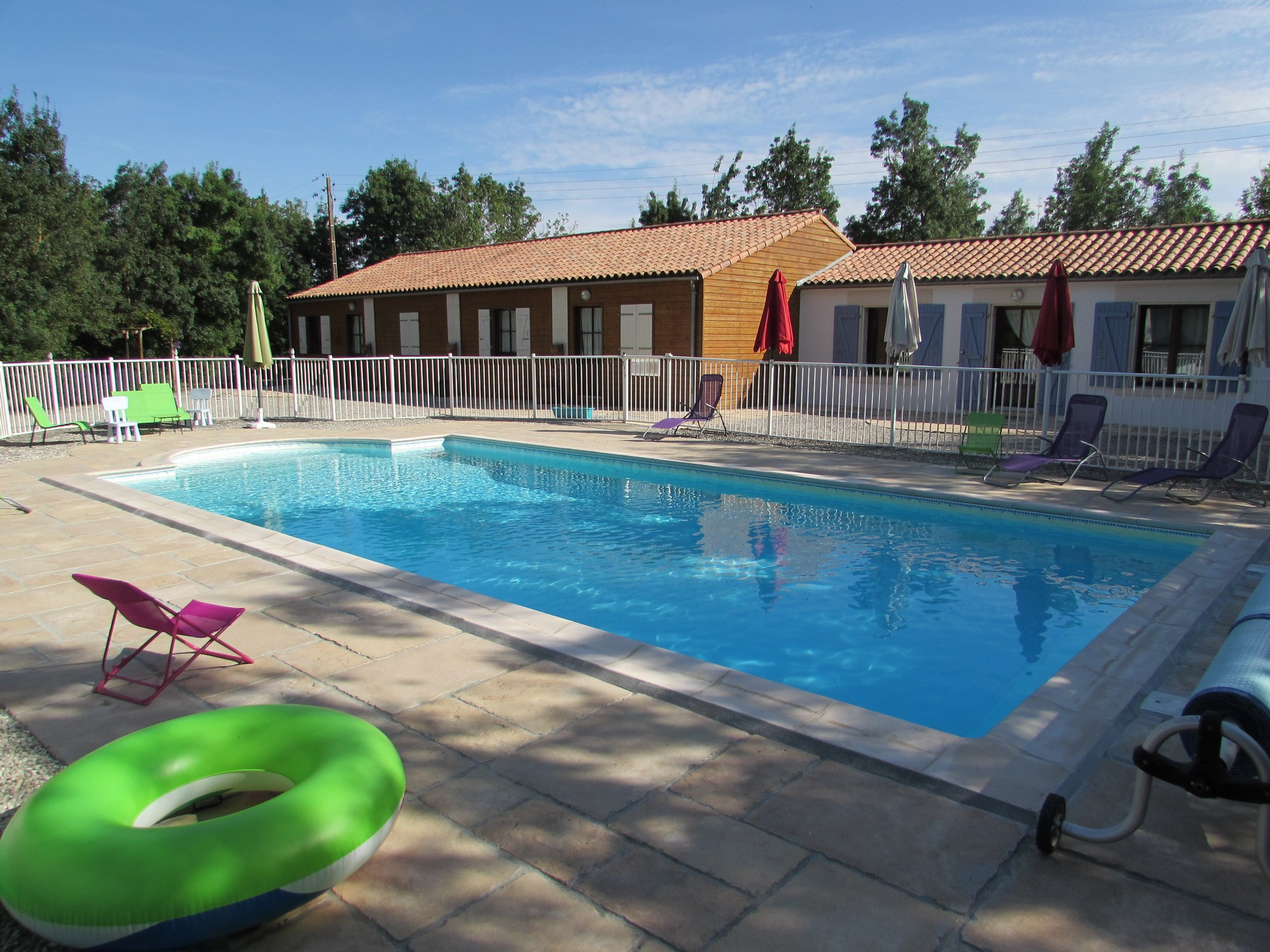 Gîtes au bas marais, piscine chauffée et sécurisée pour des vacances en famille ou entre amis