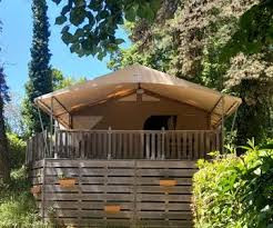 Camping Lot Rustique