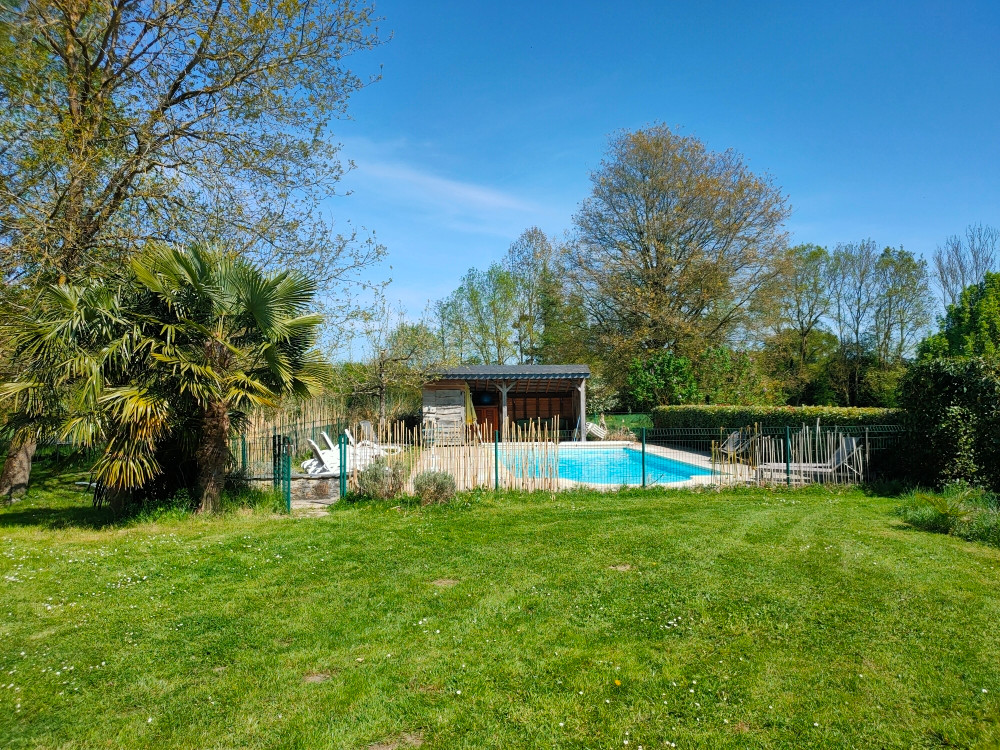 GreenGo L'Isle et Loire gîtes 15 personnes en campagne avec piscine 15 mn de la Loire