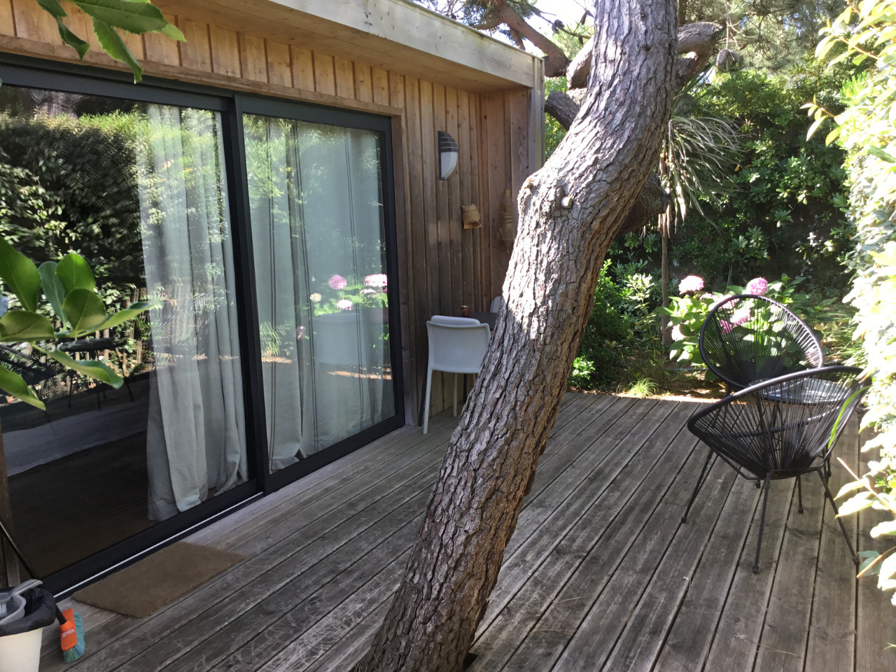 Cabane dans la verdure