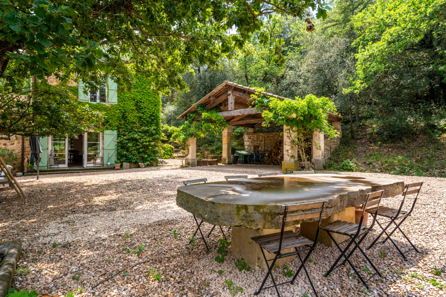 GreenGo Le Moulin Haut, grande propriété capacité 36 personnes avec piscine, rivière, étang, forêt